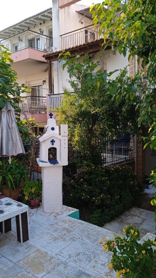 Roses Apartments ネア・ミカニオーナ エクステリア 写真